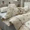 Novo conjunto de cama de quatro peças com acabamento em renda 2026, lençol de algodão lavado e amigo da pele, capa de edredom, lençol com elástico, conjunto de três peças para dormitório estudantil