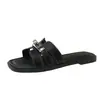 Sandálias rasteirinhas slip-on com fivela de metal para mulheres, sandálias de verão estilosas e únicas com bico quadrado, nova coleção 2026