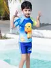 Maiô Infantil de Dragão de Leite Dupla Face para Meninos com Touca de Natação Proteção Solar para Praia de Bebê Maiô Desenho Animado Secagem Rápida Fonte Termal Natação de Meninos