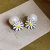 Aretes de Perla Flor Goteo de Aceite Aguja Plateada, Estilo Fresco de Verano, Aretes Exquisitos con un Toque de Lujo Ligero y de Alta Gama, Aretes de Diseñador