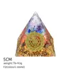 Ornamento de pirâmide de cristal natural de 5 cm para decoração de escritório e casa na Europa e América, pirâmide de resina com pedra triturada colorida