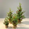 Enfeites de árvore de Natal simulados de vários tamanhos com base de juta, apresentando frutas vermelhas e pinhas, para decoração de mesa, janela e cena de Natal.