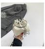 Bolso Cubo de Cadena de Moda de Este Año 2026 Modelo Nuevo Plateado Bolso de Mano Súper Popular Diseño de Nicho Bolso Cruzado para Viajes