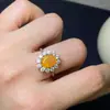 Precioso Anillo de Ópalo de Fuego con Cristales Transparentes, Luz Cálida de Invierno Piedra Principal 7*9mm, Montura Finamente Elaborada en Plata S925