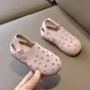 Sandalias Casuales Cerradas para Niñas 2026 Verano Nuevas Suela Suave para Bebés y Niños Pequeños Chanclas Modernas para Exteriores con Agujeros