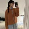 El tamaño ha sido actualizado. Esta es una sudadera linda y de estilo fresco con una pequeña corbata de moño, un cuello alto y una textura suave, cálida y agradable.