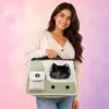 Mochila de viagem prática para animais de estimação com janela de visualização e recursos de armazenamento.