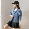 Foto real de la nueva chaqueta corta de mezclilla versátil de manga larga para otoño, chaqueta superior casual holgada para mujer