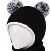 Gorro de punto liso para niños de otoño e invierno, lindo gorro de una pieza tejido para bebé con protección para las orejas, unisex con dos pompoms