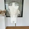 Camisa Plisada Fina Color Té Blanco con un Ambiente Suave, Bordes Irregulares con Volantes y Diseño Asimétrico Hombro Caído, Color Albaricoque Claro, con Etiquetas