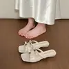 Sandalias de Verano 2026 Estilo Francés Nuevo con Lazada, Punta Cuadrada y Tacón Grueso para Mujer, Sandalias Planas Versátiles con Tira Fina Inspiradas en Chanel, Tacón Medio
