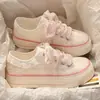 Zapatillas blancas con ribete de encaje para mujer, nuevo modelo de verano 2026, transpirables y ligeras, estilo coreano, zapatos casuales de suela gruesa, zapatillas versátiles