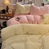 Novo conjunto de cama de veludo de leite de alta densidade, minimalista e sem marca para 2026, com três ou quatro peças, incluindo uma capa de edredom, para uso doméstico, com um design mais espesso e mais amigável à pele