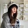 Gorro de Tricô Jacquard Fair Isle Colorido Estilo Japonês com Fenda nas Costas, Gorro Versátil Quente Retro para Outono e Inverno com Amarração