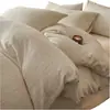 Juego de ropa de cama de cuatro piezas de terciopelo de leche engrosado y bordado para otoño e invierno, que incluye sábanas cálidas, funda de edredón y sábana bajera, diseñado para el dormitorio principal con una estética simple pero elegante.