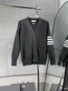 Venda Direta da Fábrica Marca da Moda Versão de Luxo Novo Estilo Cardigã com Gola, Mangas Listradas Quatro Listras Cor Sólida, Cardigã de Tricô Unissex