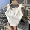 Camisola com botão de design único para mulheres, estilo doce e picante de verão, justa ao corpo, regata curta