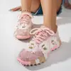 Zapatillas deportivas gruesas para mujer 2026 estilo europeo de moda para la calle nuevos zapatos de verano transpirables de suela gruesa casuales deportivos de malla con pedrería
