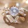 Anillo Redondo de Diamantes para Mujer con Diseño de Jardín de Mariposas de Lujo Ligero, Anillo Principal de Seis Garras Pavimentado con Diamantes Corte Marquise, Anillo Protector de Mariposa Juego de Dos Piezas