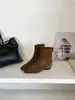 Botines Cuadrados con Relieve Estilo Retro Francés de Temporada First Encounter para Mujer, Nueva Colección Otoño/Invierno 2026, Botas Adelgazantes con Altura Interna, Botas de Moda