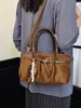 Bolso de axila estilo retro casual para mujer, nuevo modelo 2025, bolso tote de gamuza de gran capacidad, bolso de hombro simple para el día a día