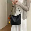Bolsa Saco de Couro Macio Textura Tramada Tendência Grande Capacidade Sensação Relaxada Nicho Para o Dia a Dia Versátil Ombro Único Sob o Braço Bolsa Grande