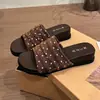 Sandalias de verano sencillas para mujer, con parte superior de tela, un estilo sofisticado y un diseño de moda para 2026, perfectas para ir al trabajo y con un tacón de cuña y un diseño de una sola tira.