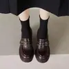 Otoño 2026 Nuevos Mocasines Retro de Cuero con Remaches y Hebilla Tacón Grueso Tacón Alto Punta Redonda Suela Gruesa Versátiles para Estudiantes