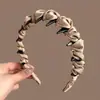 Cor de café com leite tecido plissado presilha de cabelo dentada design de dentes antiderrapante acessório de cabelo feminino suave para combinar em ambientes externos