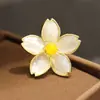 Broche de Flor de Cerezo de Nácar Blanco Natural de Gama Alta y Gama Alta Pin de Flor Simple Chapado en Oro Accesorios Antiexposición Regalo para Mujer