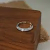 Anel Aberto Personalizado Banhado a Ouro Real com Zircônia Microcravejada para Mulheres Design de Nicho Anel de Casal Estilo Leve de Luxo Anel para Dedo Indicador