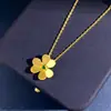 Versión coreana de pendientes dorados de trébol de diamante rojo y diamante verde diseño simple de personalidad mini mini mini raqueta de oreja comercio exterior en stock