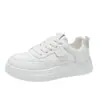 Zapatillas blancas de suela gruesa para mujer con un tacto cómodo, nuevo modelo de primavera 2026, zapatillas deportivas casual versátiles y cómodas para estudiantes