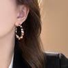 Pendientes redondos geométricos de leopardo envueltos en cuero de aguja plateada, pendientes de estilo retro europeo y americano, pendientes exagerados de alta gama al por mayor