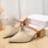Chinelos Adultos Tendência Preto e Off-White de Pele Sintética Versáteis e Fashion Disponíveis