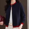 Cardigan de Tricô Pequeno com Gola Redonda e Color Block Novo para Outono/Primavera 2025 Jaqueta Suéter Feminina com Zíper Peça Externa Curta