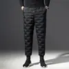 Pantalones Térmicos de Invierno para Hombre Engrosados de Cintura Alta Adelgazantes Ropa Exterior Pantalones de Algodón con Plumas 2025 Ajuste Delgado Pantalones Cónicos Pantalones de Algodón del Noreste