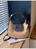 Bolso de mano de terciopelo transfronterizo, minimalista y moderno, una lujosa nueva colección de otoño 2026 para mujer, con un colgante en forma de corazón, diseñado para llevar al hombro, en la mano, cruzado o debajo del brazo.