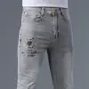 Jeans masculinos italianos de alta qualidade, corte slim, marca da moda, novo modelo primavera/verão 2026, calça longa casual cinza claro