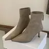 Botas Femininas Retro de Salto Alto Emagrecedoras Super Emagrecedoras Versáteis Salto Fino Camurça Temperamento Garota Spicy Botas Curtas com Pelúcia Botas de Cano Curto