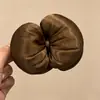 Pinza de plátano en forma de corazón Melard marrón, un accesorio para el cabello sofisticado y minimalista con un lazo y diseño floral