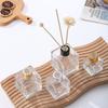 Venta al por mayor del fabricante Botella vacía cuadrada de vidrio transparente para aromaterapia Dormitorio Baño Flores secas Botella de aromaterapia de ratán sin fuego Botella vacía