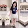 2026 Blusa de Manga Curta com Gola Listrada Azul Marinho Conjunto de Duas Peças Fino de Verão com Saia de Renda para Meninas e Crianças de Meia-Idade/Mais Velhas