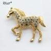 Broche de caballo de imitación de aleación de diamantes de oro y plata asiáticos, nueva tendencia, directo de fábrica, pedidos al por mayor de accesorios de moda
