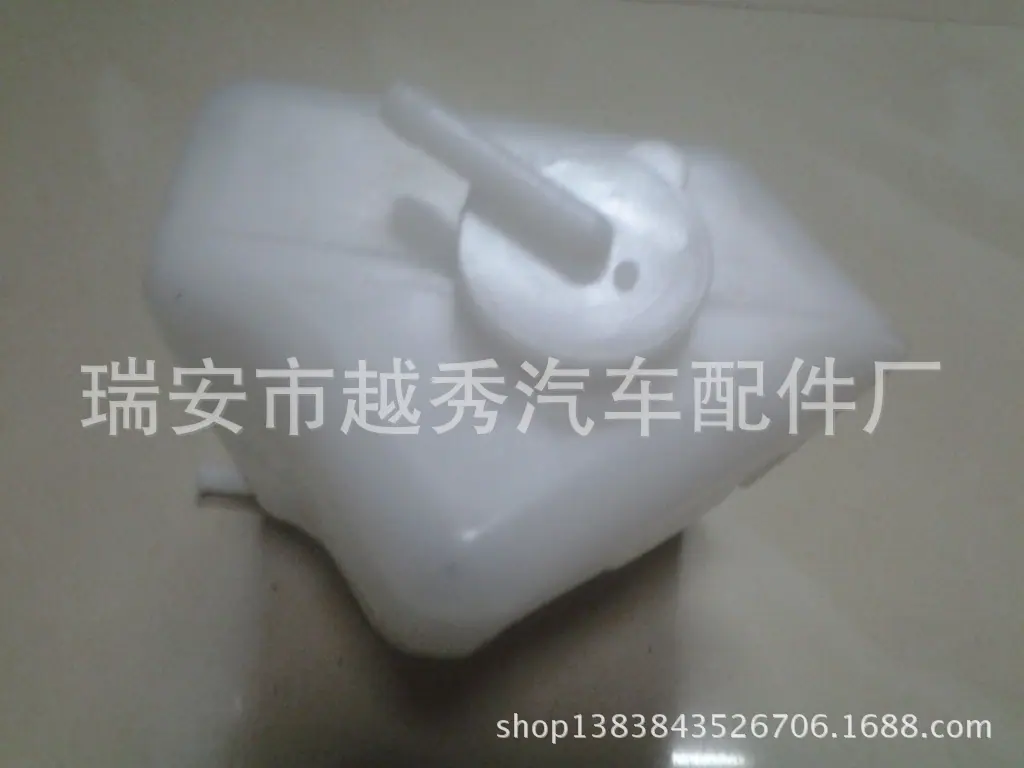 风窗洗涤器喷水壶。溢水壶