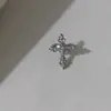 Brinco de Clipe de Argola Cruzado com Diamantes Integrais de Luxo para Mulheres Sem Orelhas Furadas, Estilo Minimalista, Ear Cuff Deslumbrante, Acessório de Orelha Versátil e da Moda