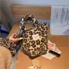 Bolsa de mano de felpa con estampado de corazones estilo coreano, con un lindo diseño de bloques de color, gran capacidad y portabilidad, perfecta para ir al trabajo y el uso diario