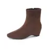 Botas delgadas versátiles estilo francés Maillard 2026 otoño e invierno nuevas elegantes botines de gamuza con aumento interno de altura botas de moda