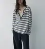 Crisp de Leite com Sal Marinho - Camiseta Listrada, gola Henry, top de manga longa em mistura de algodão e linho com textura listrada
