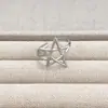 Anillo de Acero de Titanio para Comercio Exterior Transfronterizo Que No Se Desvanece, con Diseño de Corazón Hueco, Diseño de Nicho, Sensación de Lujo Ligero y Gama Alta, Anillo de Acero Inoxidable